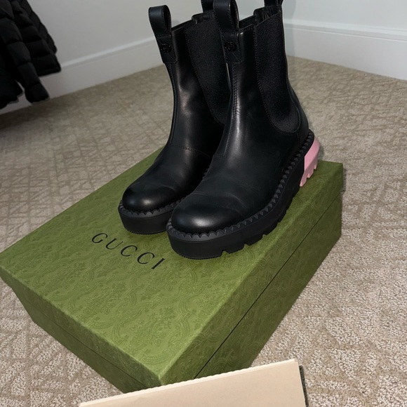 AUTHENTIC GUCCI BOOTS! 🖤 - Picture 4 of 10